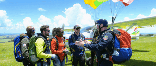 découvrez comment réserver un saut en parachute en toute sécurité et vivez une expérience unique et inoubliable. nos conseils vous guideront à travers le processus de réservation, les exigences de sécurité et les meilleures destinations pour le parachutisme.