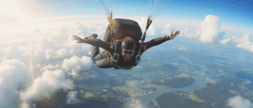 vivez des sensations fortes et un moment inoubliable avec notre expérience de saut en parachute. partez à l'aventure et découvrez la liberté comme jamais auparavant, tout en admirant des paysages à couper le souffle. êtes-vous prêt à franchir le pas ?